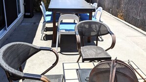 Outdoor dining - Modern 4BR; Convention Ctr~2mi; Yard/Patio/Outdoor Bar; AC, W/D, 4-car Parking! (San Diego)