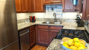 Private kitchen - Modern 4BR; Convention Ctr~2mi; Yard/Patio/Outdoor Bar; AC, W/D, 4-car Parking! (San Diego)