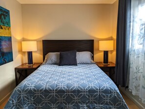 4 soverom, skrivebord, strykejern/-brett og reiseseng for barn