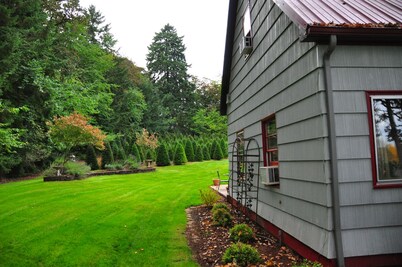 1880's Farm House on a Christmas Tree Farm 5 Minutes to Oregon State University