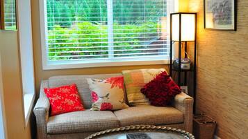 Smart-TV, Kamin, Bücher