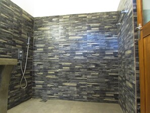 Bathroom shower - Bissa Villa (Palugaswewa)