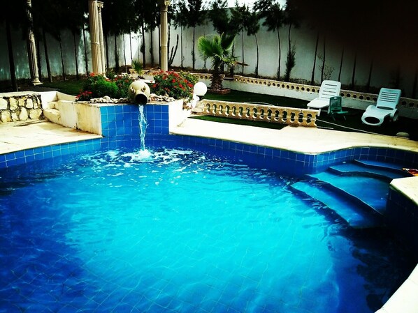 Una piscina al aire libre de temporada