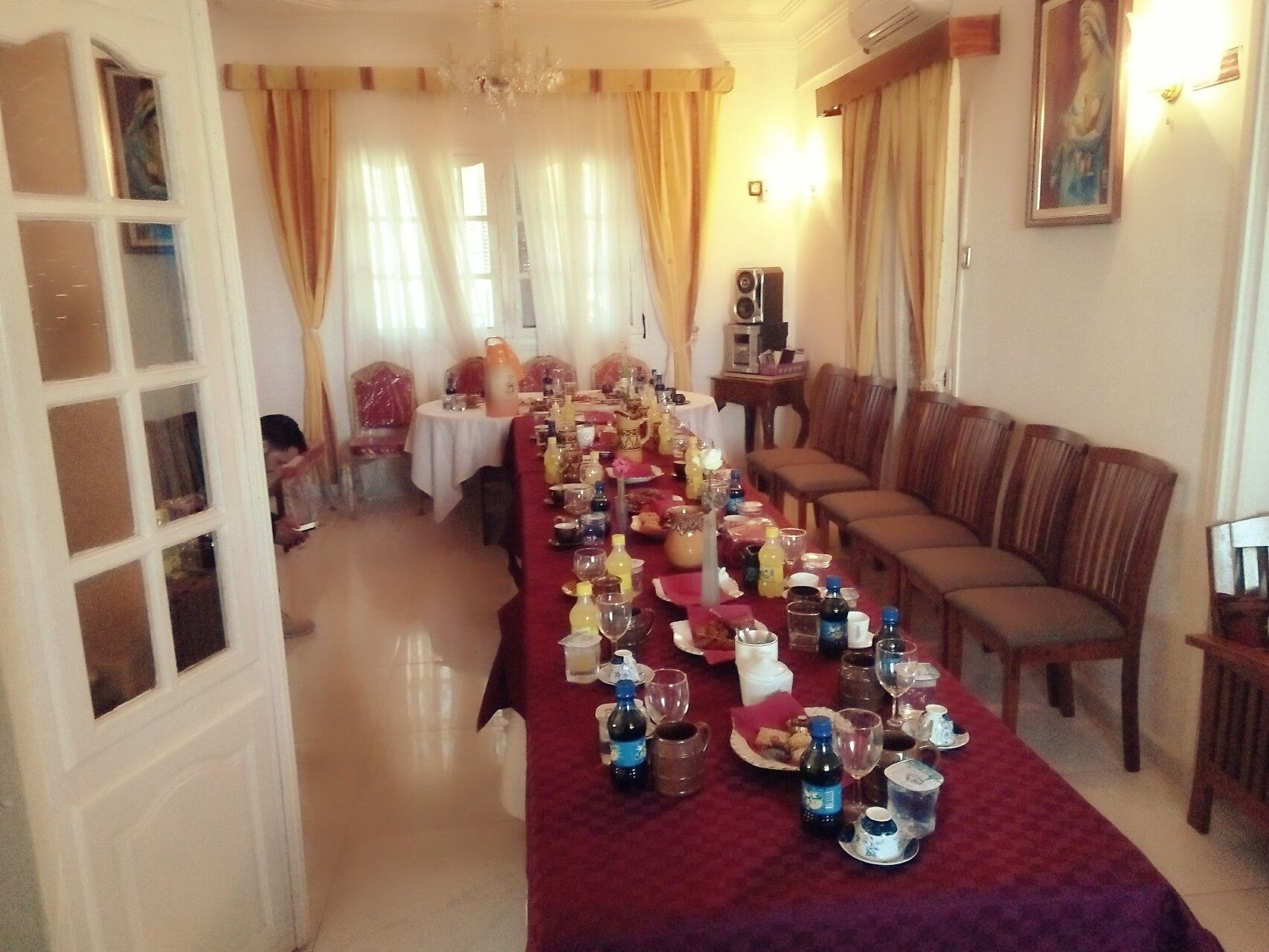 Breakfast, lunch, dinner served; local and international cuisine 