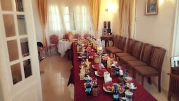 Sarapan dihidangkan, masakan tempatan dan antarabangsa