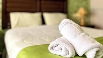 Habitación Matrimonial Económica con baño compartido | Premium bedding, down comforters, memory foam beds, soundproofing