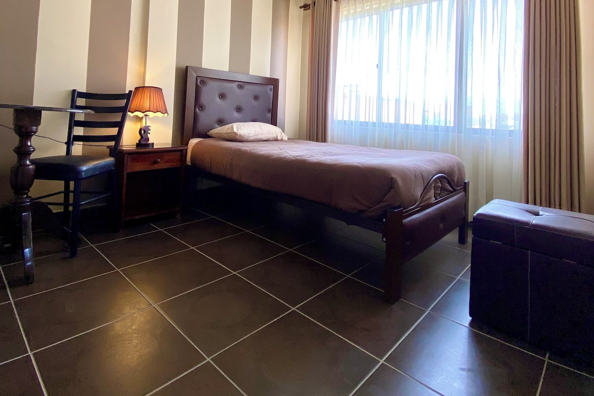 Habitación Individual Económica con baño compartido | Ropa de cama de alta calidad, edredón y camas con efecto memoria