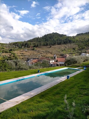 Una piscina al aire libre de temporada