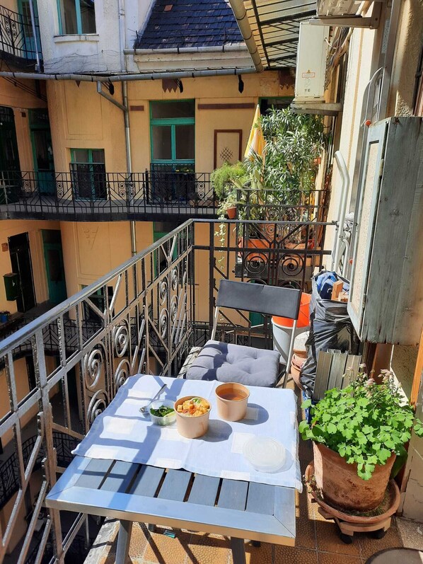 Outdoor dining - ArtSu Danube river view 2 bedroom topfloor individual art designed apartment +AC (Budapest)