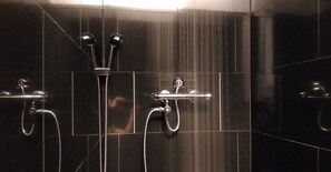 Dusche, Haartrockner, Handtücher, Seife
