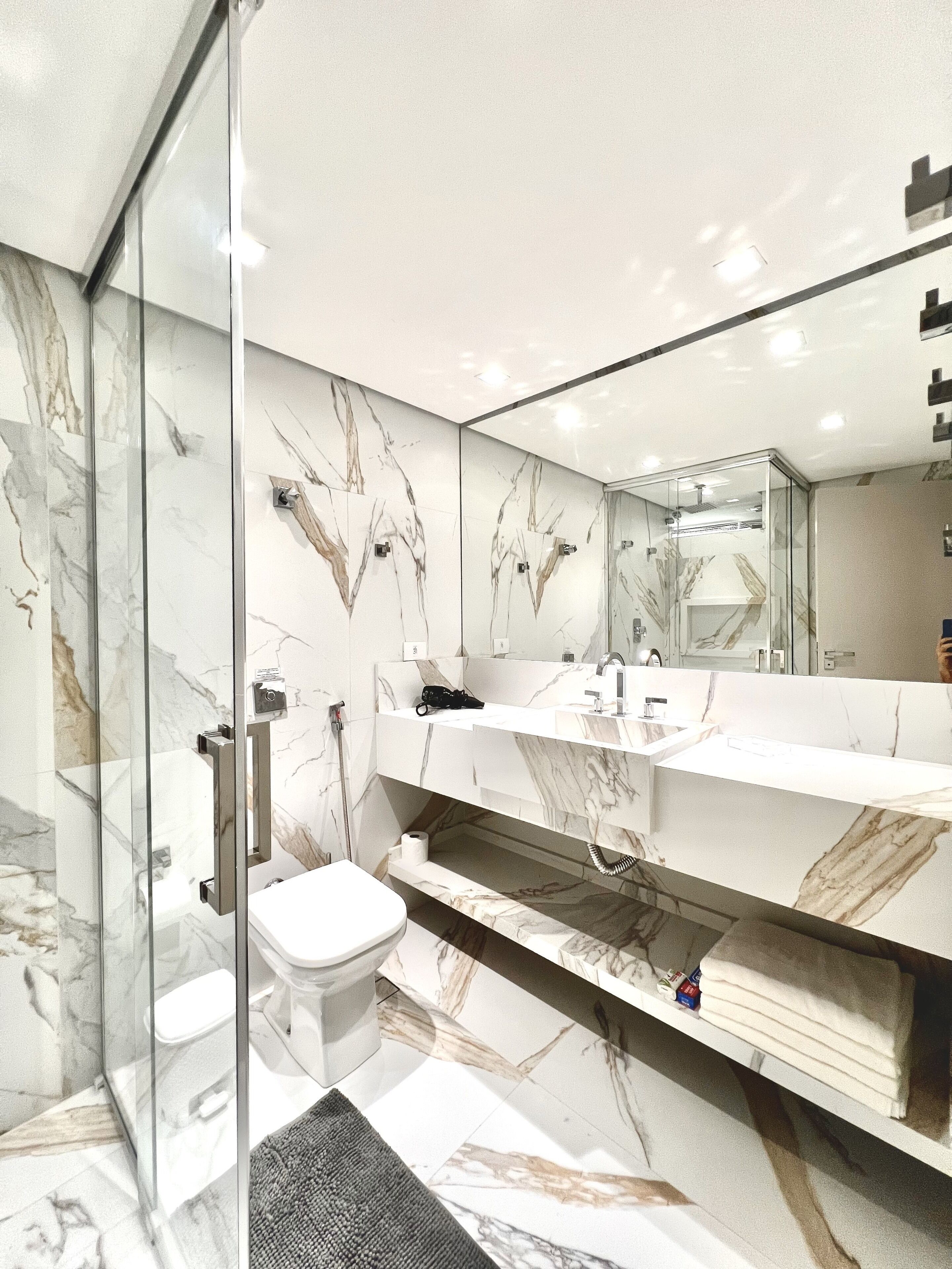 Douche, sèche-cheveux, serviettes fournies, savon