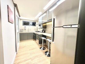 Geladeira, micro-ondas, fogão, cooktop