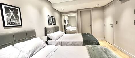 2 slaapkamers, een bureau, een strijkplank/strijkijzer, gratis wifi