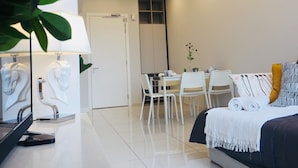 A modern hotel room with a bed, a desk, and chairs. - Superb Room 500mMRT KLCC Pavillion Bukit Bintang (Kuala Lumpur)