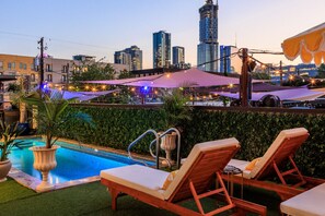 A heated pool - Inn Cahoots on 6th: 5BR/13BedsPool, Rooftop, Garden Bars, Walk to Everything! (Austin)