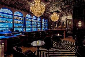 Bar (on property) - Inn Cahoots on 6th: 5BR/13BedsPool, Rooftop, Garden Bars, Walk to Everything! (Austin)