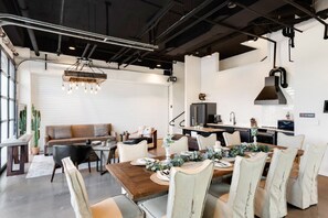 Dining - Inn Cahoots on 6th: 5BR/13BedsPool, Rooftop, Garden Bars, Walk to Everything! (Austin)