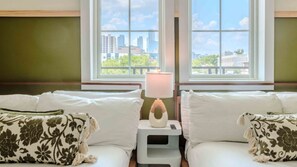 5 bedrooms, desk, iron/ironing board, travel cot - (Unit 2) Inn Cahoots on 6th: 5BR/13BedsPool, Rooftop, Garden Bars, Walk to Everything! (Austin)