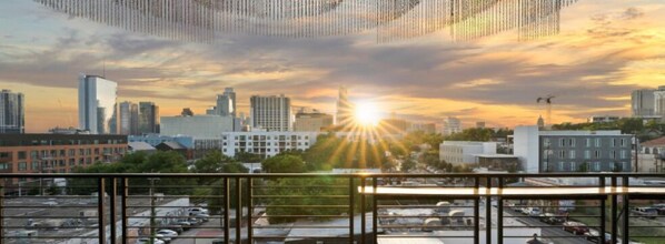 Terrace/patio - (Unit 2) Inn Cahoots on 6th: 5BR/13BedsPool, Rooftop, Garden Bars, Walk to Everything! (Austin)