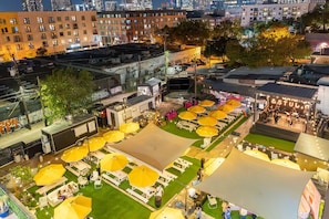 Outdoor dining - Inn Cahoots on 6th: 5BR/13BedsPool, Rooftop, Garden Bars, Walk to Everything! (Austin)
