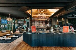 Bar (on property) - Inn Cahoots on 6th: 5BR/13BedsPool, Rooftop, Garden Bars, Walk to Everything! (Austin)