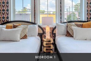 5 soverom, skrivebord, strykejern/-brett og reiseseng for barn