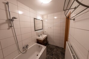 Suihkun ja ammeen yhdistelmä, hiustenkuivaaja, pyyhkeet, saippua