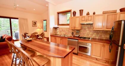 Santosha Glade - Designer Zen Cedar Home, 3 Bedroom, 2 Bathroom, Spa Bath, Deck, BBQ