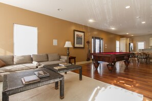 Game room - Large + Comfortable! Great Location! Sleeps 9! (Philadelphia)