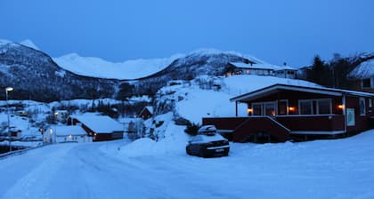 To-roms hytte med hav og fjell