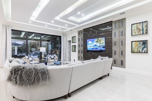 Luxury resort mansion with swim up bar,pool slide,restaurants, golf, and Disney!