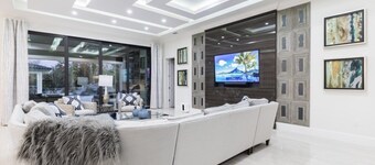 Luxury resort mansion with swim up bar,pool slide,restaurants, golf, and Disney!