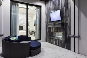 8 chambres, bureau, fer et planche à repasser, lit de bébé portatif