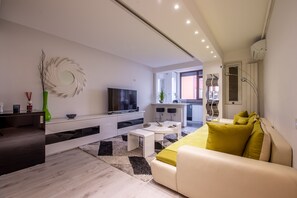 TV, video games, music library, video library - Luxury 2 Room Apartment Militari Residence M3 (Chiajna)