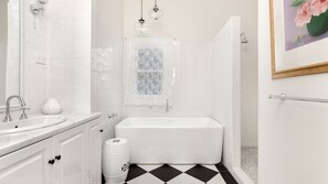 Bañera, secador de pelo y toallas
