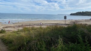 Una playa con un cartel que indica prohibido bañarse.