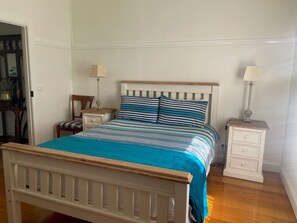 4 bedrooms, iron/ironing board, WiFi, bed sheets