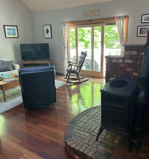 Een smart-tv, een open haard, een dvd-speler en boeken