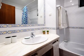 Combined shower/bathtub, hair dryer, bidet, towels