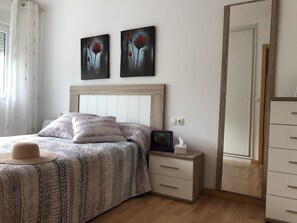 2 عدّة غرف نوم ومكتب ومكواة/لوح كي وسرير سفر