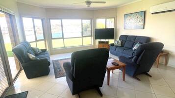 Smart-tv, dvd-afspiller, bordtennisbord, stereoanlæg