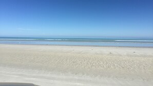 A wide sandy beach with a clear blue sky. - 'The Shack' Copper Cove Marina - Only Steps to North Beach (Wallaroo)