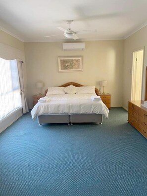 5 slaapkamers, een strijkplank/strijkijzer, wifi, beddengoed