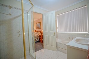 Combined shower/bathtub, jetted bath, hair dryer, towels - 'The Shack' Copper Cove Marina - Only Steps to North Beach (Wallaroo)