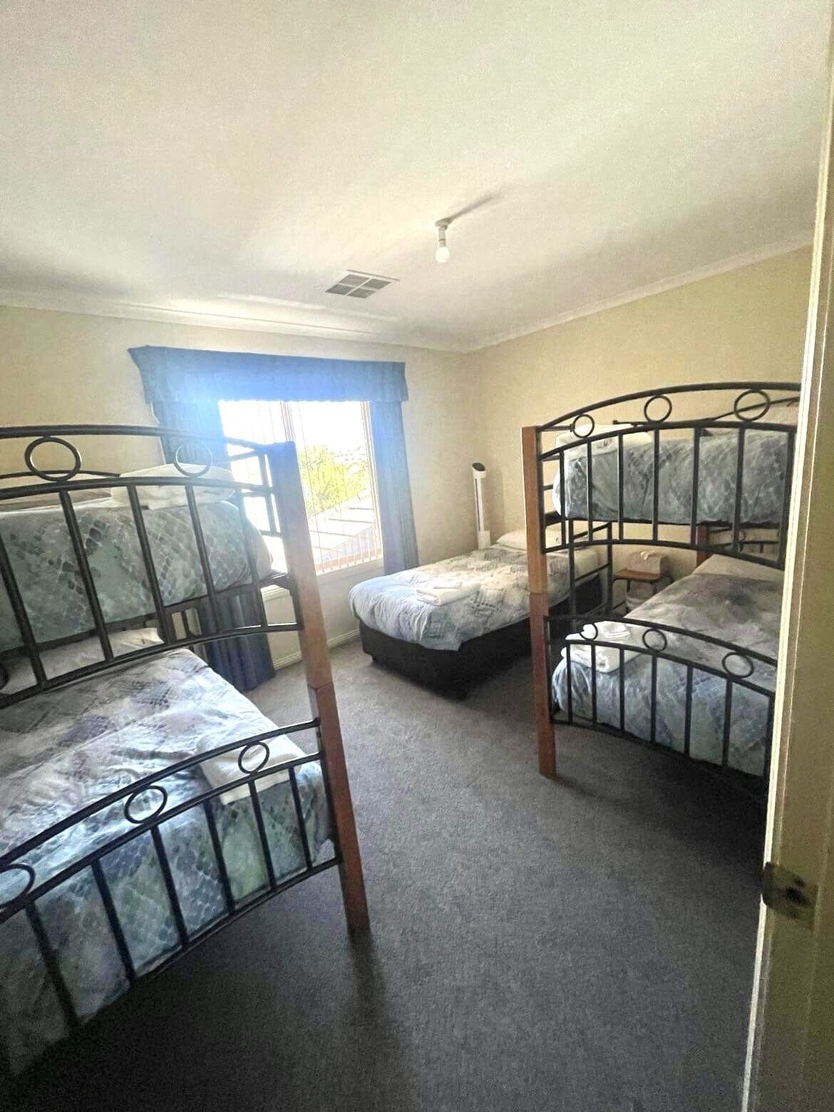 5 makuuhuonetta, silitysrauta/-lauta, Wi-Fi, vuodevaatteet