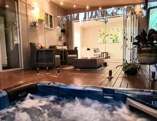 Yksityinen mökki rakennettu lämmitetty kylpylä kannella