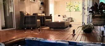 Privat stuga med inbyggd uppvärmd spa på däck