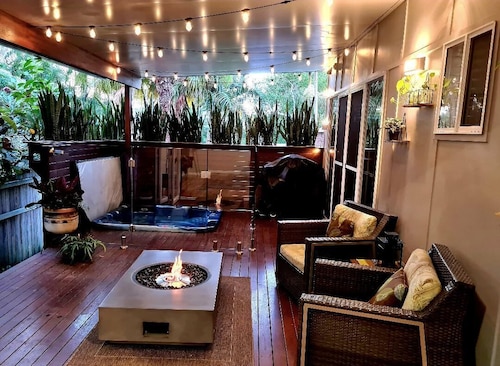 Luxurious, private cottage for couples with heated spa