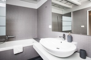 Shower, hair dryer, bidet, towels