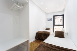 3 chambres, coffres-forts dans les chambres, fer et planche Ă repasser